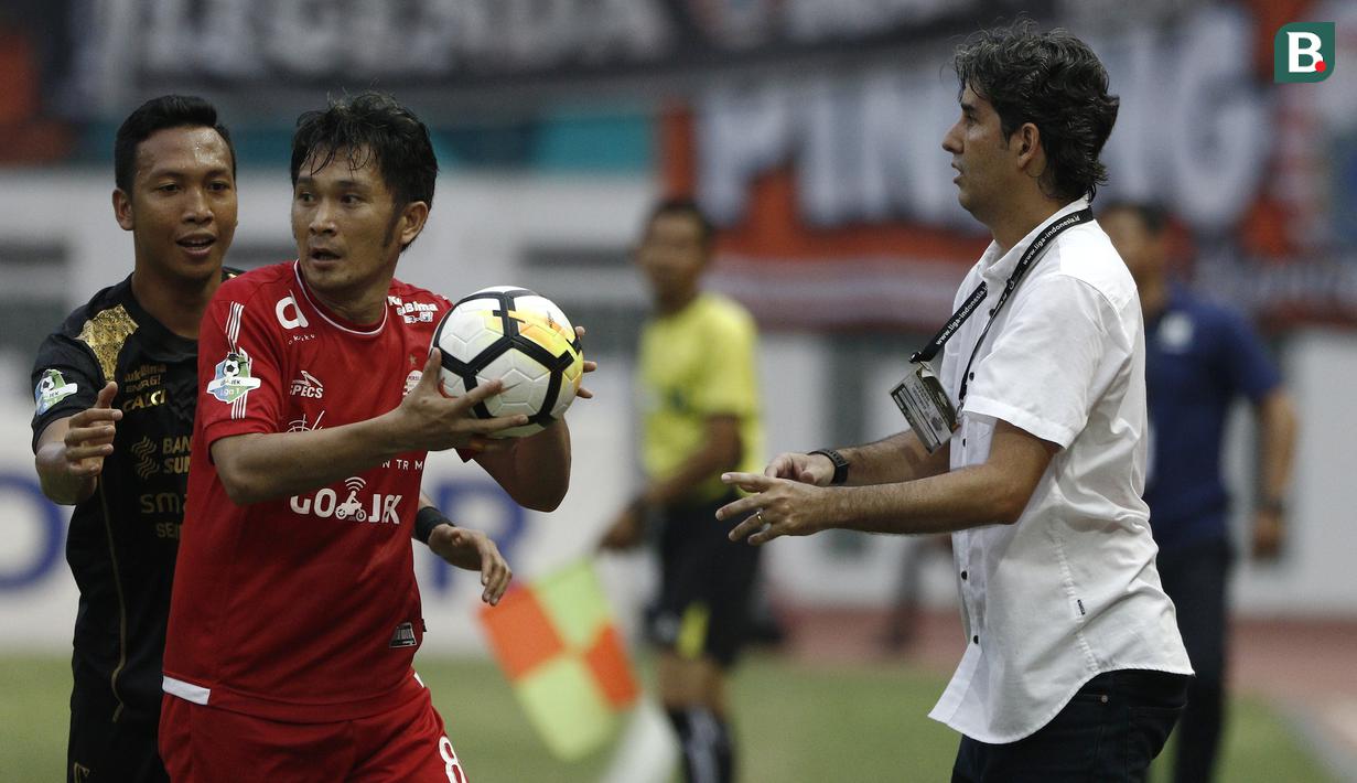 Bek Persija, Michael Orah, berusaha melakukan lemparan saat melawan Sriwijaya FC pada laga Liga 1 di Stadion Wibawa Mukti, Jawa Barat, Sabtu (24/11). Persija menang 3-2 atas Sriwijaya. (Bola.com/Yoppy Renato)