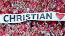 Seisi Stadion Parken, Denmark, memberikan penghormatan tepuk tangan selama satu menit terhadap pemain Inter Milan tersebut. (STUART FRANKLIN /various sources / AFP)