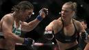 Ronda Rousey (kanan) saat mempertahankan gelar Ultimate Fighting Championship (UFC) dengan mengalahkan Bethe Correia di Rio de Janeiro, Brazil. (1/8/2015). (Reuters/Ricardo Moraes)