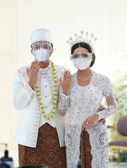 "Rencana awal emang di dalam negeri. Tapi dari beragam tempat pilihan itu kita nggak bisa mengelakkan namanya privasi kita berdua. Ya kita tahu banyak masyarakat yang cari tahu, yang sayang sama kita," jelas Atta. (Instagram/attahalilintar)