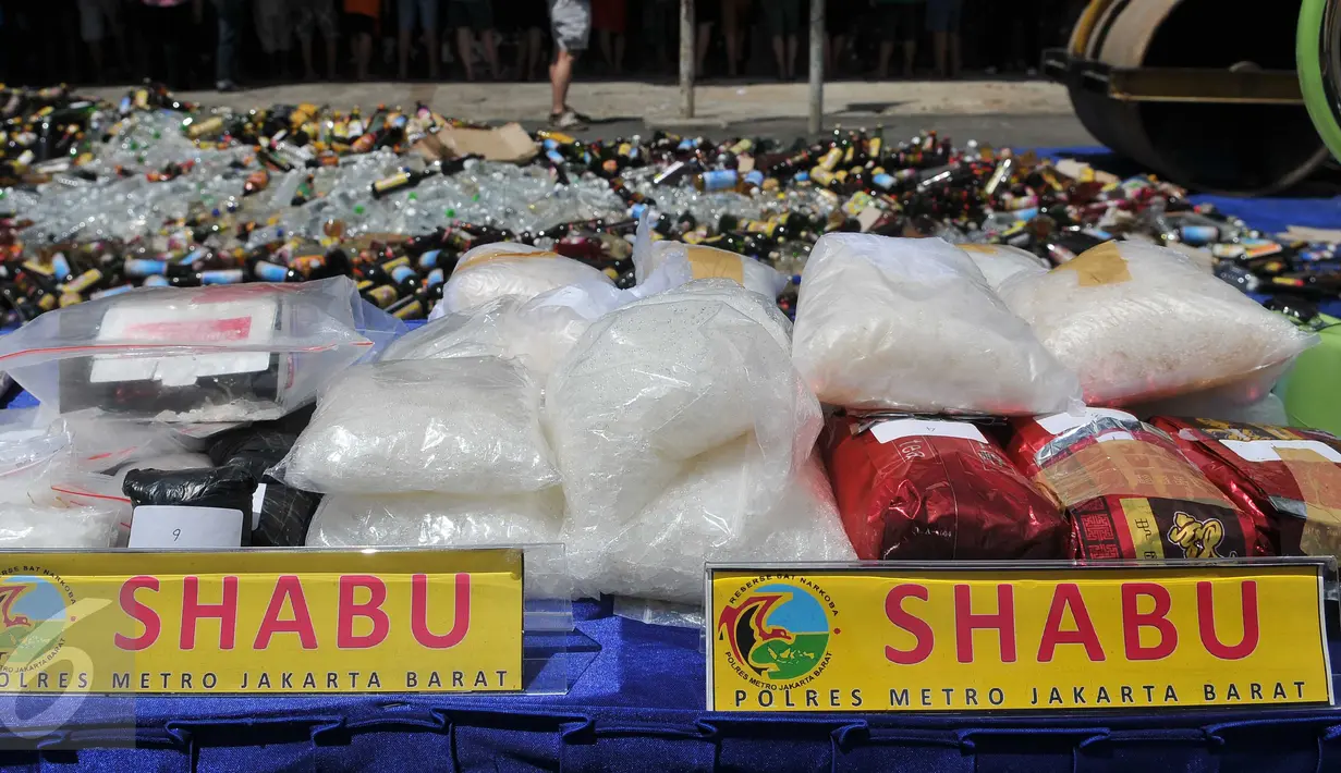 Sejumlah shabu saat pemusnahan barang bukti di Polsek Palmerah, Jakarta, Rabu (23/12). Barang bukti yang dimusnahkan yaitu 38,8 kg ganja, 19,9 kg shabu, 7.477 butir ekstasi, 519 psikotropika H-5 dan 5.400 botol miras. (Liputan6.com/Gempur M Surya)