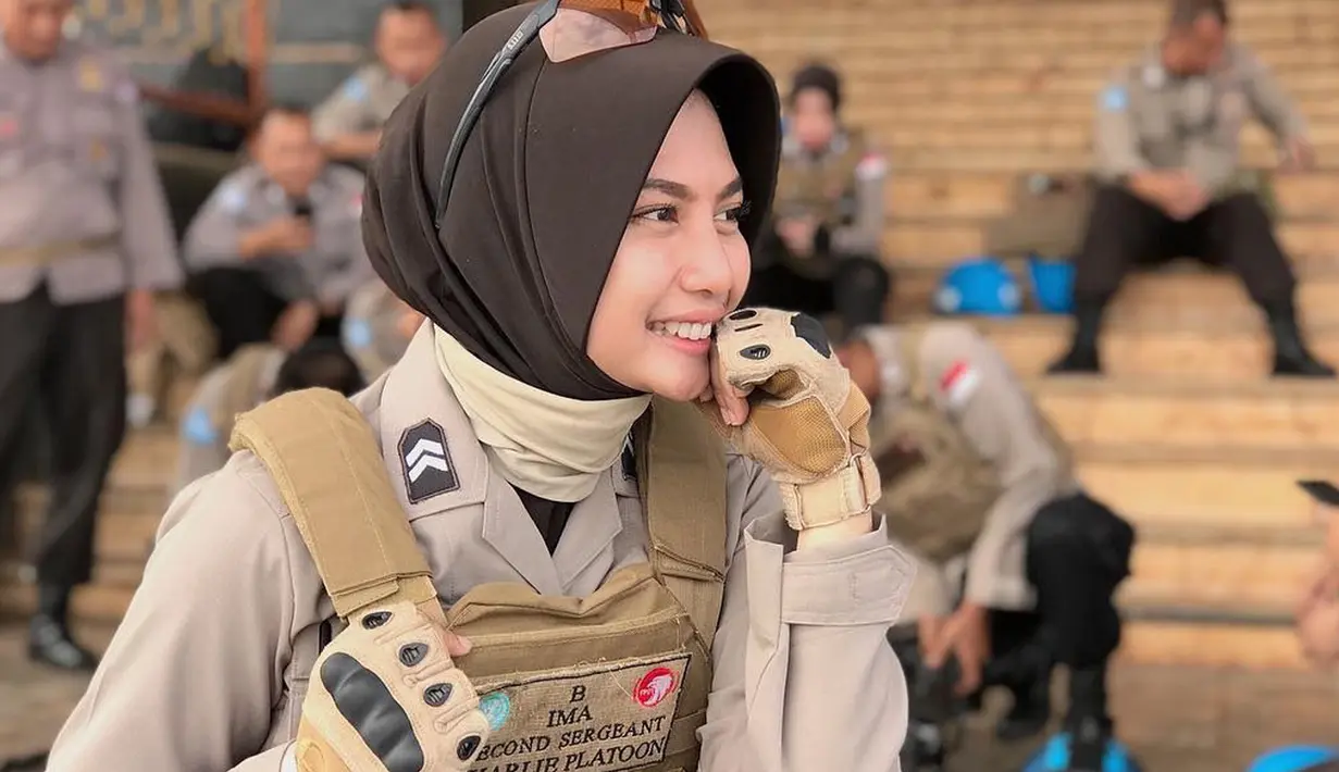 Hikma Nur Syafa atau yang kerap disapa Briptu Imah ini tengah menjadi sorotan publik karena dirinya yang terlihat mirip dengan artis cantik Pevita Pearce. (Liputan6.com/IG/hikmanursyaa)