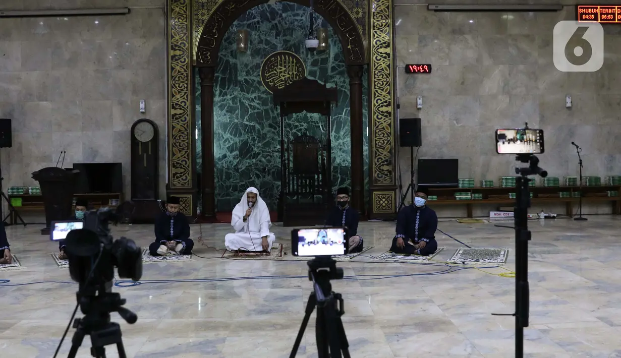 Para Imam Masjid Agung Sunda Kelapa menggemakan takbir malam Idul Fitri 1441 H yang disiarkan langsung melalui beragam media sosial, Jakarta, Sabtu (23/5/2020). Gema takbir yang disiarkan secara virtual untuk menghindari penyebaran virus COVID-19. (Liputan6.com/Helmi Fithriansyah)