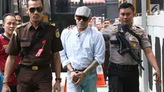 Aktor Tio Pakusadewo saat akan menjalani sidang lanjutan kasus penyalahgunaan narkoba di PN Jakarta Selatan, Kamis (19/7). Sidang yang seharusnya beragendakan putusan tersebut diundur pada 24 Juli 2018. (Liputan6.com/Immanuel Antonius)