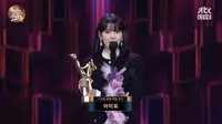 Berhasil Raih Daesang, Ini Potret ​​IU Saat Hadiri Golden Disc Awards ke-36