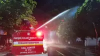 Penyemprotan hama ulat bulu oleh petugas Pemadam Kebakaran Banyuwangi (Istimewa)