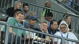 Sebagai informasi, sejak ditunjuk menjadi Timnas Indonesia, John Herdman sudah cukup sering datang langsung ke stadion untuk mengamati partai-partai BRI Super League. Tampak dalam foto, pelatih Timnas Indonesia, John Herdman (tengah, baris depan) saat menyaksikan laga Dewa United kontra Borneo FC Samarinda pada pertandingan pekan ke-22 BRI Super League 2025/2026 di Indomilk Arena, Tangerang, Banten, Minggu (22/2/2026) malam WIB. (Bola.com/M Iqbal Ichsan)