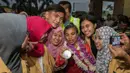 Sri Wahyuni yang meraih medali perak pada cabang angkat besi kelas 48 kg itu langsung disambut oleh sejumlah mahasiswa saat kembali ke tanah air. (Bola.com/Vitalis Yogi Trisna)