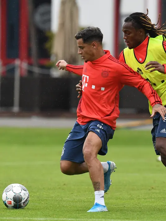 Gelandang baru Bayern Munchen, Philippe Coutinho menggiring bola dari kawalan gelandang Renato Sanches  selama latihan di Munich, Jerman (20/8/2019). Munchen meminjam Coutinho dari Barcelona selama satu musim dengan biaya 8,5 juta euro atau sekitar Rp 134,3 miliar. (AFP Photo/Christof Stache)