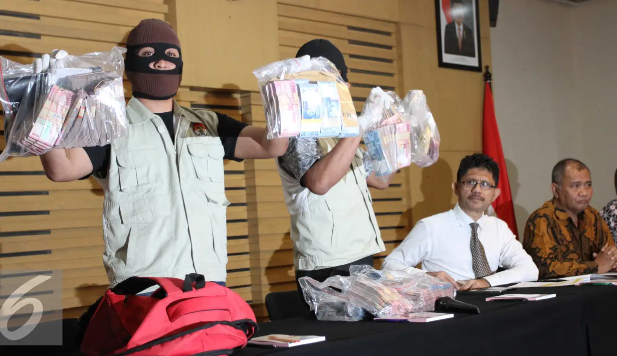 Barang bukti uang ditunjukan saat konferensi pers terkait OTT di Gedung KPK, Jakarta, (12/4). KPK Menetapkan Bupati Subang, Ojang Sohandi menjadi tersangka terkait penanganan kasus korupsi BPJS di Subang. (Liputan6.com/Helmi Afandi)
