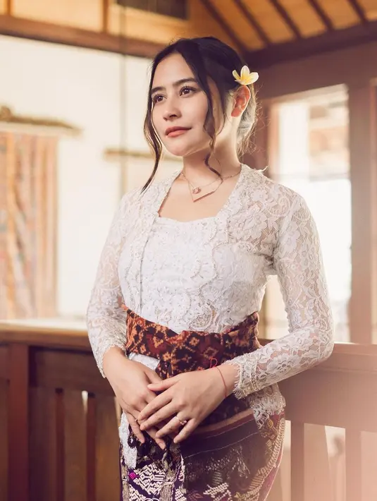 Dalam liburannya ke Bali kali ini, Prilly tampil anggun dan menawan dalam busana khas Bali. Busana ini merupakan salah satu busana khas yang simpel dan kerap dipakai orang Bali saat ke Pura. Busana ini juga memiliki nama seperti pakaian khas Jawa yaitu kebaya. (Liputan6.com/IG/@prillylatuconsina96)