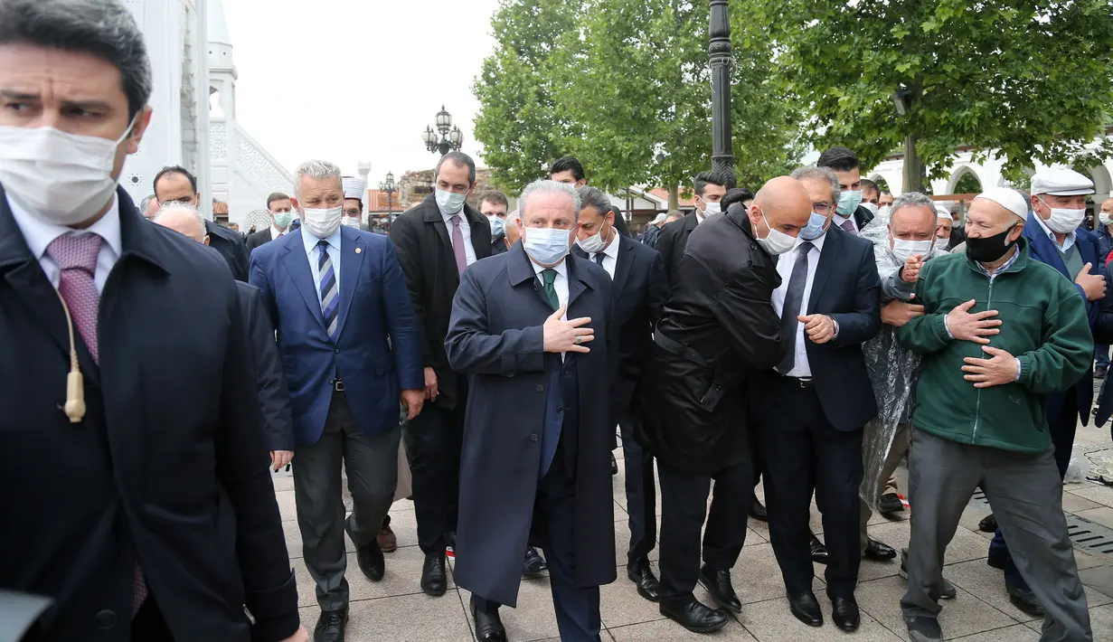 Ketua Parlemen Turki Mustafa Sentop (tengah) menghadiri salat Jumat di luar sebuah masjid di Ankara, 29 Mei 2020. Masjid-masjid di seluruh Turki pada Jumat (29/5) kembali dibuka sebagai bagian dari proses normalisasi di tengah melambatnya penyebaran COVID-19 di negara tersebut. (Xinhua/Mustafa Kaya)