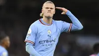 Erling Haaland. Striker Norwegia berusia 22 tahun milik Manchester City ini total mencetak 4 kali hattrick pada tahun 2022. Tiga hattrick terakhir dicetak Erling Haaland saat telah berseragam Mancheter City di ajang Liga Inggris pada musim 2022/2023, sementara satu hattrick lainnya dicetak saat ia masih berseragam Borusssia Dortmund di ajang Bundesliga 2021/2022. (AFP/Oli Scarff)