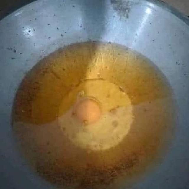 6 Potret Telur Mata Sapi Terendam Minyak Ini Bikin Senyum Kecut