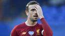 Kapten Liverpool, Jordan Henderson, menutup sebelah mukanya saat melawan Everton pada laga Liga Inggris di Stadion Goodison Park, Minggu (21/6/2020). (Peter Powell/Pool via AP)