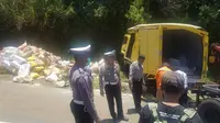 Kecelakaan tunggal terjadi di tanjakan Emen, Subang yang melibatkan sebuah kendaraan truk boks pada Selasa (10/9/2019). (Dok. Polres Subang)