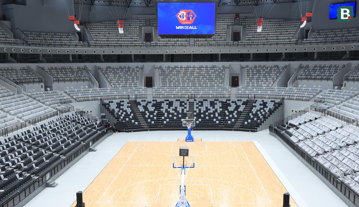 Suasana lapangan dan tribun penonton di Indonesia Arena, Senayan, Jakarta, Selasa (11/7/2023). Indonesia Arena ini akan menjadi salah satu venue Piala Dunia Bola Basket atau FIBA World Cup 2023. (Bola.com/M Iqbal Ichsan)