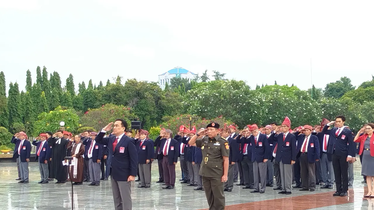 Punguan Simbolon Dohot Boruna se-Indonesia (PSBI) berziarah ke Taman Makam Pahlawan Nasional Utama Kalibata, Jakarta Selatan pada Jumat (5/7/2024).
