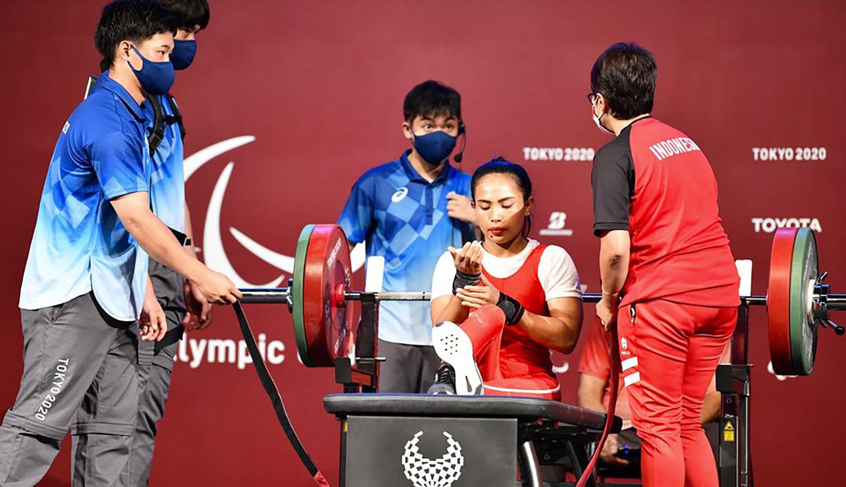 Ni Nengah Widiasih berhasil mengangkat barbel seberat 96 kg di angkatan pertama. Ia kemudian mencoba mengangkat 98 kg di angkatan kedua, namun gagal. Akhirnya pada angkatan terakhir ia mampu mengangkat 98 kg dan memastikan meraih medali perak. (Foto: Dok. NPC Indonesia)