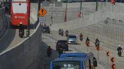 Bus Transjakarta melintas di underpass atau lintas bawah Mampang-Kuningan, Jakarta Selatan, Rabu (11/4). Underpass atau lintas bawah Mampang-Kuningan ini memiliki panjang lintasan 827 meter dan lebar 14 meter. (Merdeka.com/Imam Buhori)