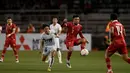 Pemain Timnas Indonesia, Saddil Ramdani mengontrol bola dibayangi pemain Filipina dalam laga pamungkas Grup A Piala AFF 2022 di Stadion Rizal Memorial, Manila, Filipina, Senin (2/1/2023). (AFP/Jam Sta Rosa)