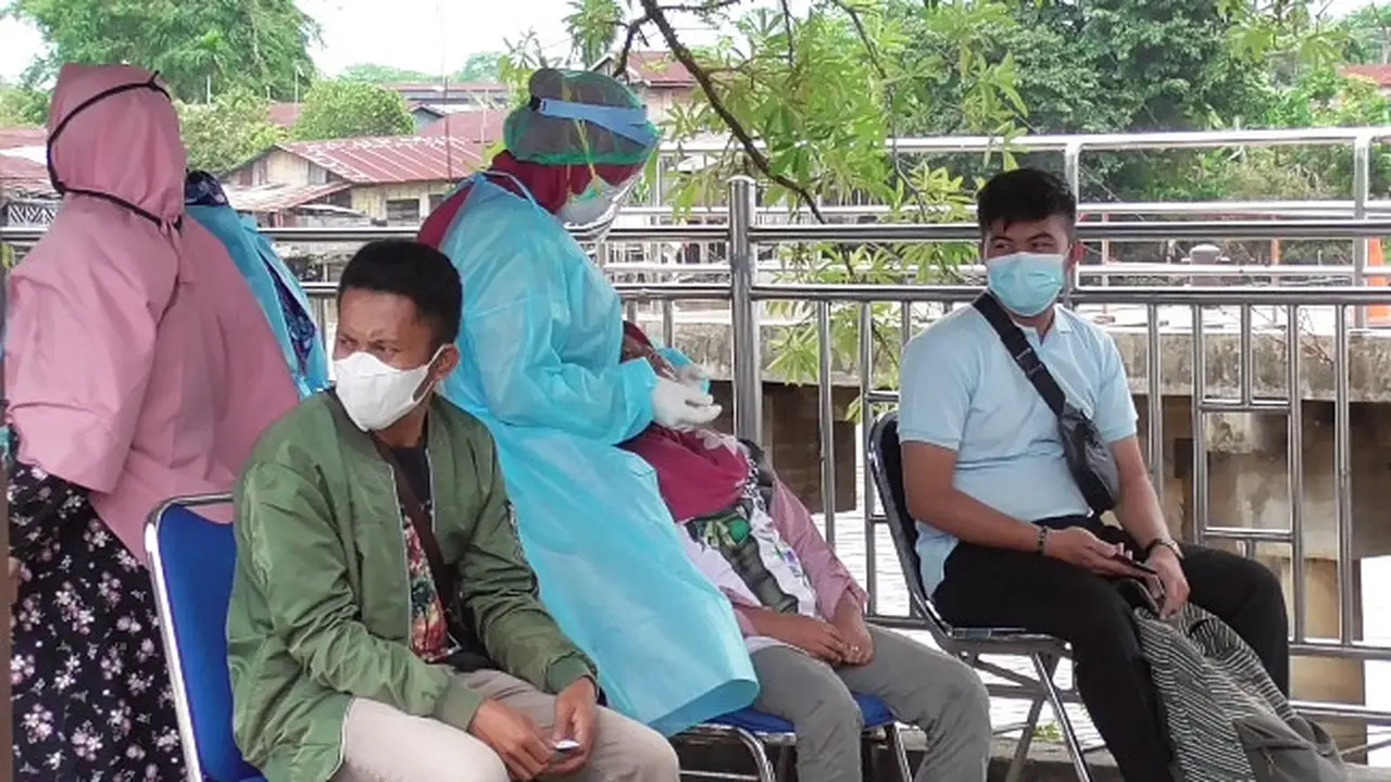 Petugas melakukan tes rapid antigen terhadap penumpang Kapal Jelatik Selatpanjang setelah ada seorang penumpang meninggal dunia.