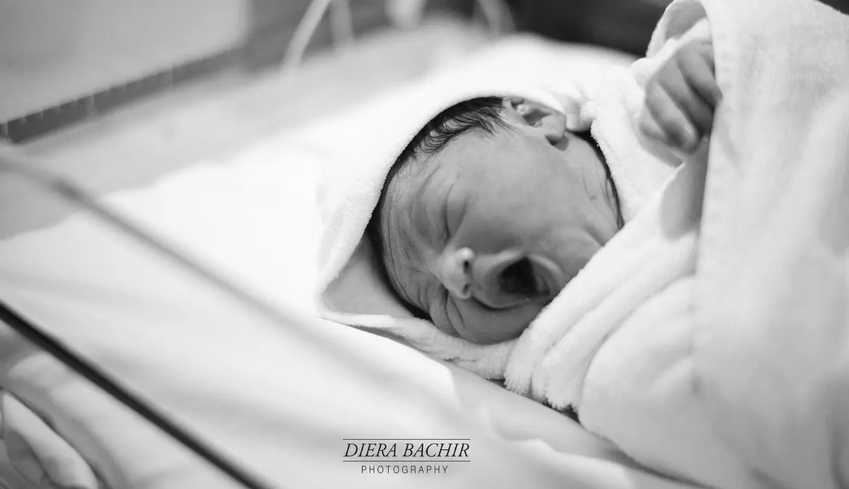 Kebahagiaan kini sedang melingkupi pasangan Shireen Sungkar dan Teuku Wisnu. Pasalnya pasangan ini baru saja dikaruniai anak ketiga yang berjenis kelamin perempuan. (Foto: instagram.com/dierabachir)