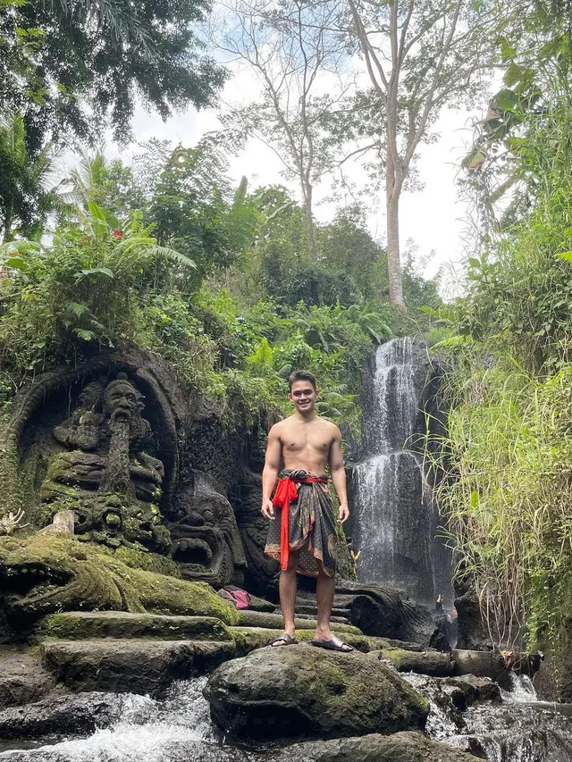 6 Potret Gagah Bima Samudra, Pemeran Batik Madrim di Web Series Angling Dharma