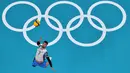 Facundo Conte dari Argentina memukul bola voli kearah tim Prancis dalam pertandingan semifinal bola voli putra pada Olimpiade Tokyo 2020 di Ariake Arena, Tokyo, Kamis (5/8/2021). (Foto: AFP/Antonin Thuillier)