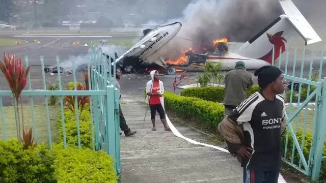 Pesawat dibakar perusuh di Mendi, Southern Higlands, Papua Nugini, sebagai bentuk kekecewaan atas sengketa pemilihan kepala daerah (sumber: Supplied via ABC.net.au)