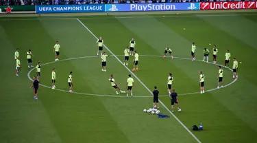 Para pemain Barcelona saat melakukan sesi latihan di Olympiastadion Berlin, Jerman (5/6/2015). Barcelona akan menghadapi Juventus di Final Liga Champions. (Reuters/Fabrizio Bensch)