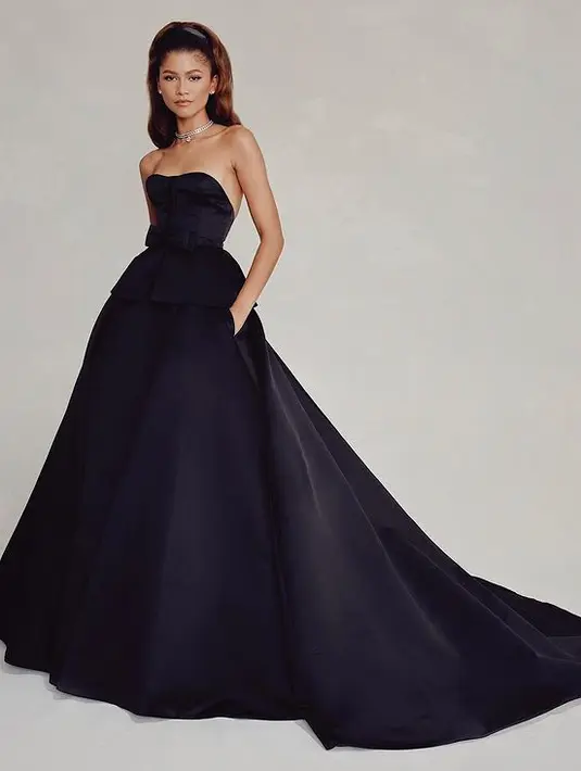 Saat menghadiri Emmy Awards, Zendaya tampil anggun dengan strapless ball gown. Dipadukan dengan kalung berlian dan rambut yang ditata bervolume di bagian atas. [instagram/zendaya]