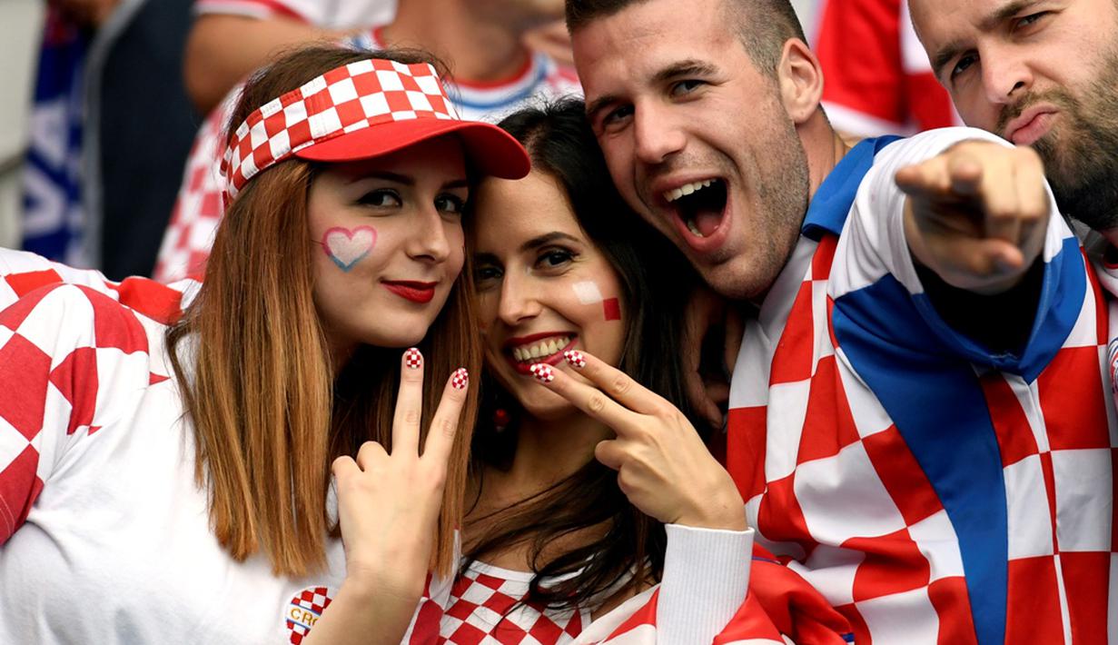 Suporter Kroasia saat mendukung timnya melawan Turki dalam laga Grup D Piala 2016 di Stadion Parc des Princes, Paris, (12/6/2016). (AFP/Miguel Medina)