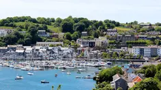 Irlandia, sebuah negara kecil yang terletak di bagian barat laut Eropa. Saat ini, pendapatan perkapita penduduknya berada di angka 63.374 dolar atau sekitar 887 juta rupiah. (mustseeplaces.eu)