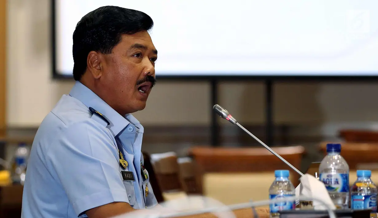Kepala Staf Angakatan Udara (KSAU) Marsekal Hadi Tjahjanto membacakan visi-misi dalam fit and proper test calon Panglima TNI di ruang Rapat Komisi I, Kompleks Parlemen Senayan, Jakarta, Rabu (6/12). (Liputan6.com/Johan Tallo)