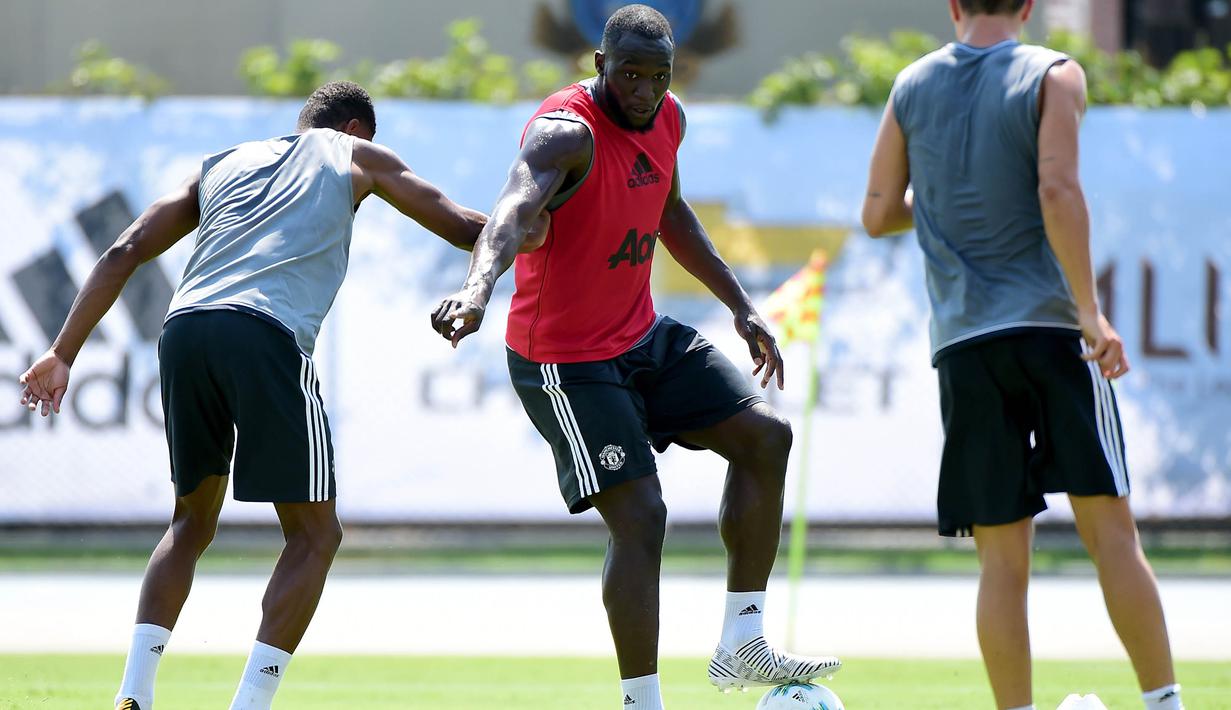 Striker anyar Manchester United, Romelu Lukaku, berusaha melewati rekannya saat latihan perdana dalam rangkaian tur pramusim di Stadion UCLA Drake, Los Angeles, Senin (10/7/2017). (AFP/Harry How)