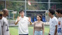 Mantan Pelatih Timnas Indonesia, Shin Tae-yong (empat dari kanan) sedang beraksi dalam sesi syuting film Ghost Soccer: Bola Mati, di Cisalak, Subang, Jawa Barat, Minggu (19/1/2025). Film ini menjadi debut Coach STY di industri film nasional.