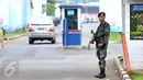 Personel TNI bersenjata lengkap bersiaga di pintu masuk kawasan Gelora Bung Karno, Jakarta, Senin (6/3). Pengamanan ini terkait pelaksanaan KTT IORA 2017 yang digelar di Jakarta Convention Center 5-7 Maret. (Liputan6.com/Helmi Fithriansyah)