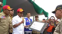 Menteri Sosial Idrus Marham di lokasi pengungsian bencana gempa di Desa Kuta, Kecamatan Megamendung, Kabupaten Bogor, Sabtu (27/1/2018). (Liputan6.com/Achmad Sudarno)