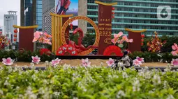 Ornamen khas Imlek yang dipasang berukuran cukup besar dengan nuansa warna merah dan emas. (Liputan6.com/Angga Yuniar)