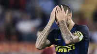 Ekspresi kecewa bomber Inter Milan, Mauro Icardi, pada laga lanjutan Serie A 2016-2017, kontra AS Roma, di Stadion Olimpico, Roma (2/10/2016). Icardi menjadi sorotan usai gagal mengeksekkusi penalti saat bertemu Cagliari.  (EPA/Angelo Carconi)