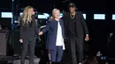 Penyanyi Beyonce dan suaminya, Jay Z berdiri bersama Capres AS Hillary Clinton dalam konser kampanye di Cleveland, Ohio, Jumat (4/11). Jay Z dan Beyonce menggelar konser bagi Hillary untuk meraih pemilih muda berkulit hitam di Ohio. (AP Photo/Matt Rourke)