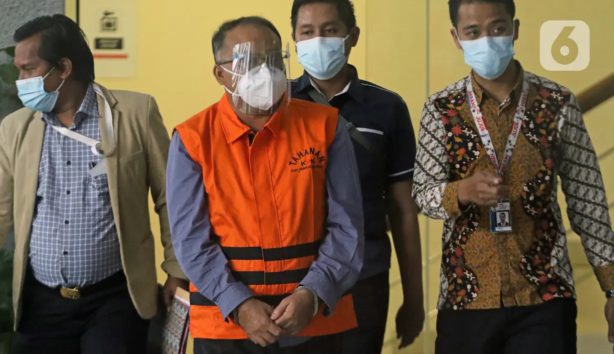 Sekretaris Daerah Kota Tanjungbalai, Yusmada (tengah) digiring petugas jelang penetapan tersangka dan penahanan, Gedung KPK, Jakarta, Jumat (27/8/2021). Yusmada ditetapkan sebagai tersangka dugaan korupsi lelang mutasi jabatan di Pemkot Tanjungbalai tahun 2019. (Liputan6.com/Helmi Fithriansyah)