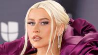 Christina Aguilera menghadiri Latin Grammy Awards 2022 di Michelob Ultra Arena, Las Vegas, Nevada, Amerika Serikat, 17 November 2022. Melengkapi penampilannya, Christina menggunakan anting-anting yang menjulur sepanjang separuh lehernya. (Frazer Harrison/Getty Images/AFP)