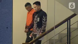 Mantan Komisioner KPU, Wahyu Setiawan dikawal petugas usai menjalani pemeriksaan oleh penyidik di Gedung KPK, Jakarta, Selasa, (21/1/2020). Wahyu Setiawan diperiksa sebagai tersangka terkait kasus dugaan penerimaan hadiah atau janji penetapan anggota DPR Terpilih 2019-2024. (merdeka.com/Dwi Narwoko)