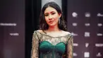 Pemilik nama lengkap Shenina Syawalita Cinnamon ini memang pandai memadupadankan busana. Saat mengenakan kebaya, ia pun tampil menawan. Setelan kebaya modern berwarna hijau ini membuat pesonanya kian terpancar.(Liputan6.com/IG/@shenacinnamon)