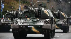 Kendaraan militer Yunani meramaikan parade memperingati Hari Kemerdekaan di Athena, Minggu (25/3). Parade ini menandai dimulainya perang yang dilancarkan Yunani untuk memperoleh kemerdekaan dari kesultanan Utsmaniyah pada tahun 1821. (AP/Yorgos Karahalis)