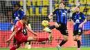 Pemain Inter Milan, Nicolo Barella, berebut bola dengan pemain Lecce, Ylber Ramadani, pada pekan ke-17 Serie A 2023/2024 di Stadion Giuseppe Meazza, Minggu (24/12/2023). Inter menang dengan dua gol tanpa balas. (AFP/Marco Bertorello)