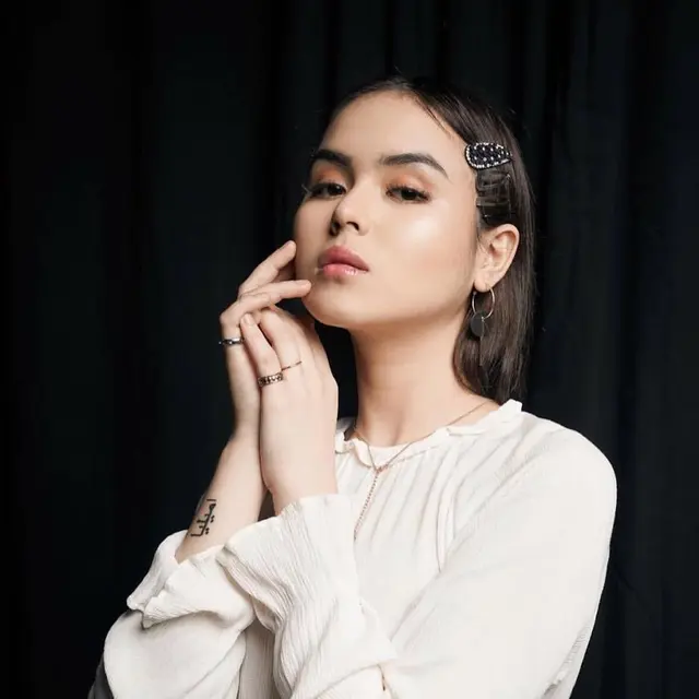 Disebut Netizen Mirip, Ini 6 Pesona Amanda Rawles dan Mendiang Laura Anna