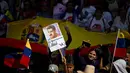 Nicolas Maduro langsung dibawa ke Amerika Serikat dan ditahan di Metropolitan Detention Center (MDC) Brooklyn, New York. Diketahui, Nicolas Maduro telah menjalani sidang perdana di Pengadilan Federal Manhattan pada Senin 5 Januari 2026 dalam kondisi tangan diborgol. Tampak dalam foto, seorang demonstran memegang foto mantan Presiden Venezuela Nicolas Maduro saat unjuk rasa untuk mendukungnya dan istrinya, Cilia Flores, di Caracas pada 6 Januari 2026. (Federico PARRA/AFP)